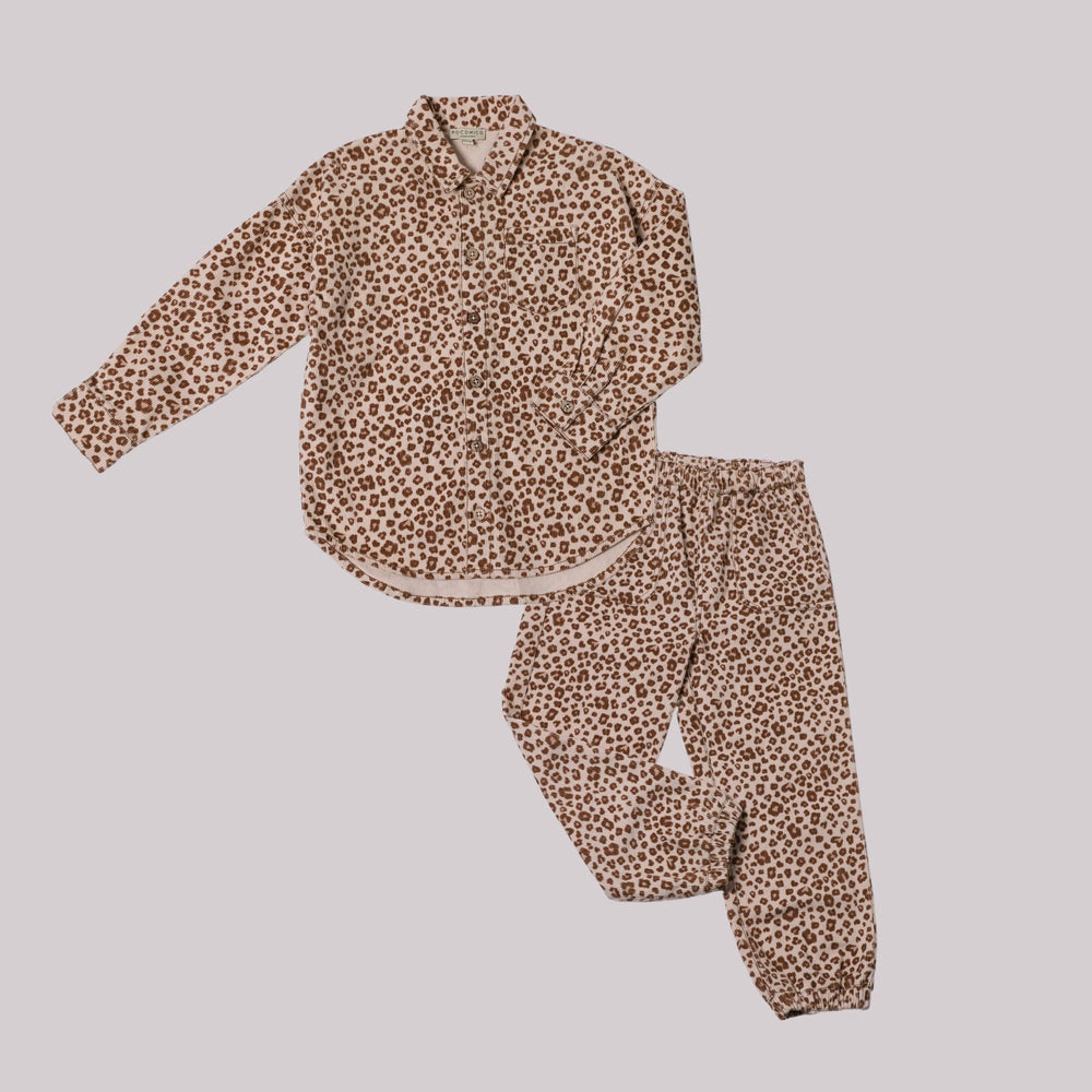 
                      
                        Cozy-Cheetah-print-hoodie-and-pants-set-made-from-soft, thick-Corduroy-fabric, perfect-for-keeping-kids-warm-in-winter.
                      
                    