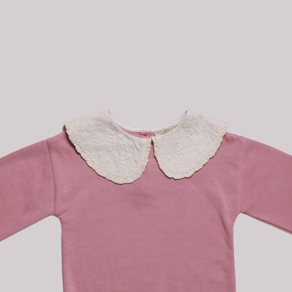 
                      
                        -dark pink-pullover-sweatshirt-girl-winter-peter pan collar-lace-pocomico
                      
                    