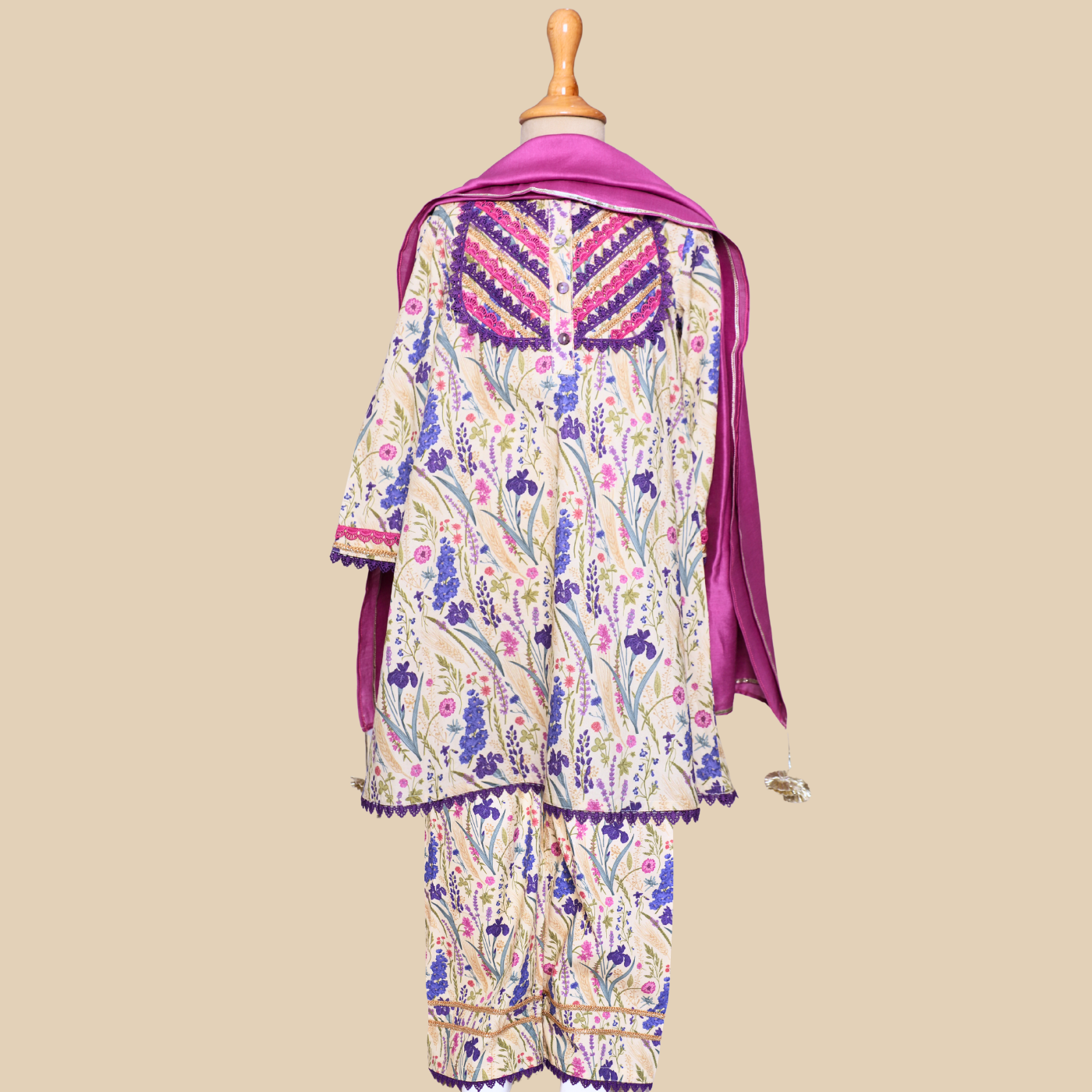 Rooted in tradition yet easy to wear, the Phoolkari Grace Set is crafted from 100% BCI-certified cotton, ensuring breathability and softness against the skin. 