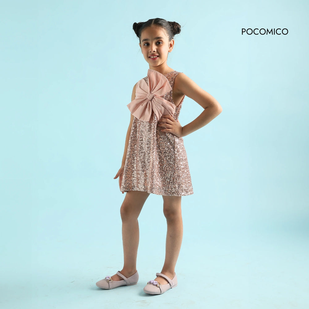 Peach+Princess+Bow+Dress+by+Pocomico+for+girls+who+love+to+shine+Sparkling+sequin+details+and+oversized+bow+make+this+dress+a+showstopper+Soft+mesh+fabric+with+a+comfortable+BCI-certified+cambric+lining+Ultimate+party+dress+for+kids,+perfect+for+sparkling+celebrations+Dress+your+little+one+in+a+dazzling+Peach+Princess+Bow+Dress!