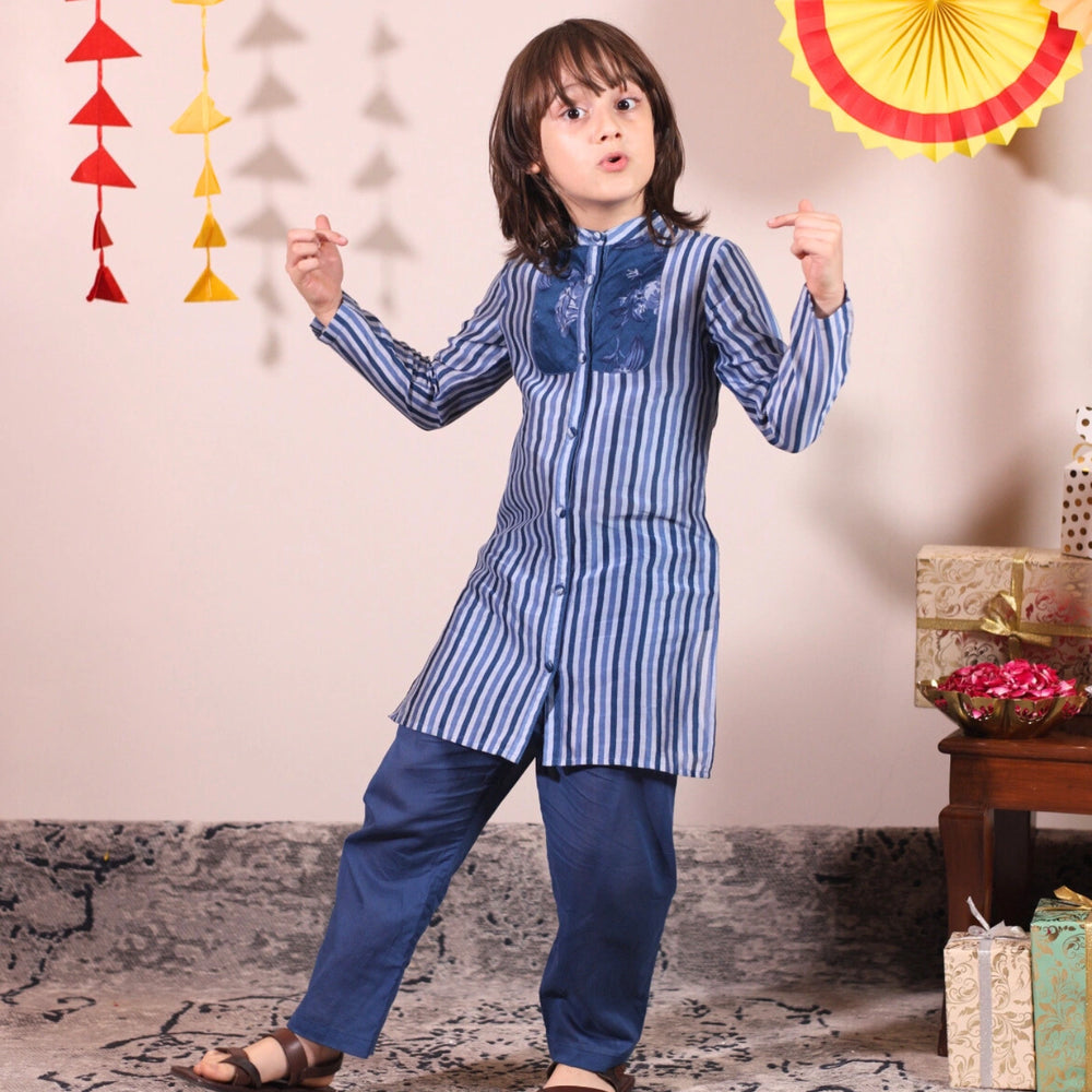 
                  
                    navy blue-kurta-pajama-boys-chanderi-stripes-set-pocomico
                  
                